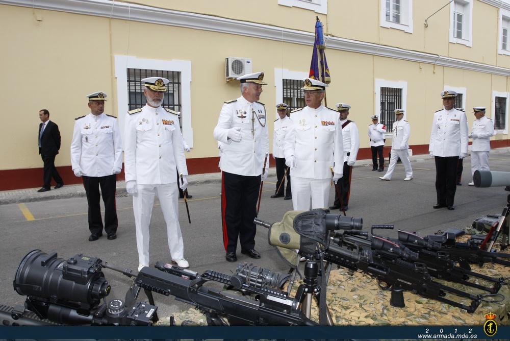 Tras recibir honores de ordenanza y presidir el desfile de la fuerza, visitó las instalaciones de esta base de Infantería de Marina sita en San Fernando
